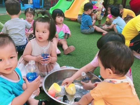 Lớp Mầm 2 Bé chơi đong nước vào chai