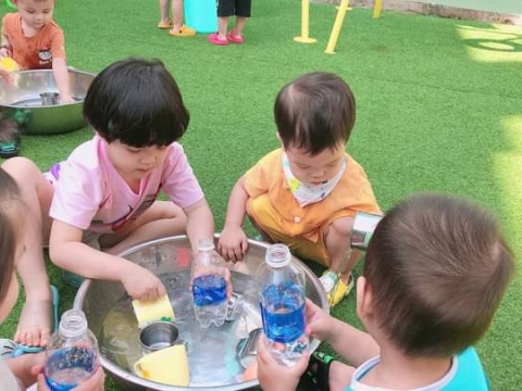 Lớp Mầm 2 Bé chơi đong nước vào chai