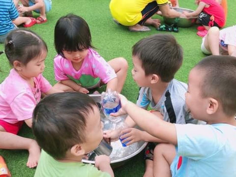 Lớp Mầm 2 Bé chơi đong nước vào chai