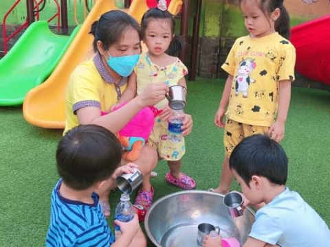 Lớp Mầm 2 Bé chơi đong nước vào chai