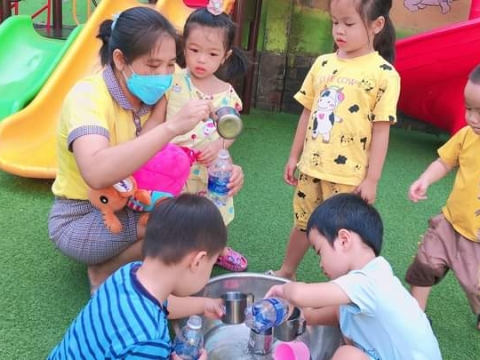 Lớp Mầm 2 Bé chơi đong nước vào chai