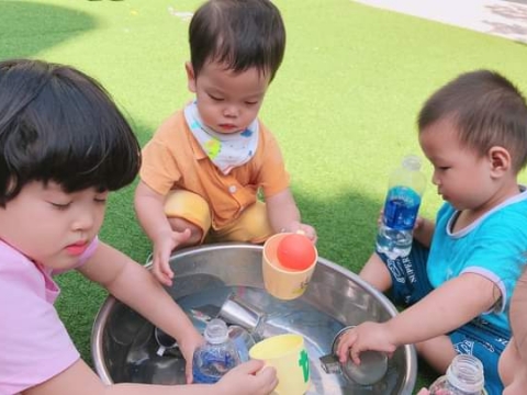 Lớp Mầm 2 Bé chơi đong nước vào chai
