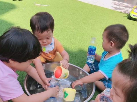 Lớp Mầm 2 Bé chơi đong nước vào chai