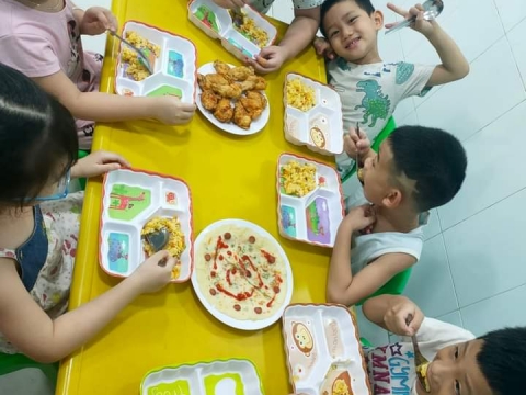 GIỜ ĂN CỦA LỚP LÁ