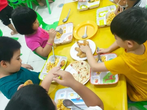 GIỜ ĂN CỦA LỚP LÁ