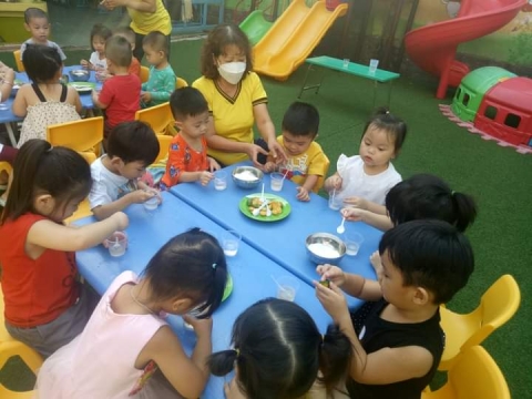 BÉ LƠP MẦM 1 LÀM NƯỚC TẮC