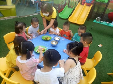 BÉ LƠP MẦM 1 LÀM NƯỚC TẮC