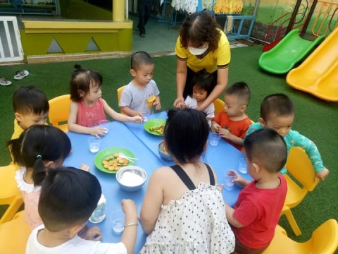 BÉ LƠP MẦM 1 LÀM NƯỚC TẮC