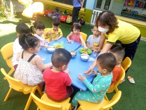 BÉ LƠP MẦM 1 LÀM NƯỚC TẮC