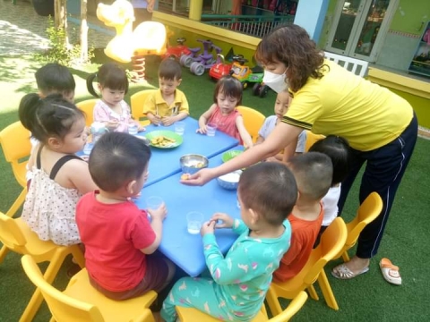 BÉ LƠP MẦM 1 LÀM NƯỚC TẮC