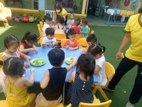 BÉ LƠP MẦM 1 LÀM NƯỚC TẮC