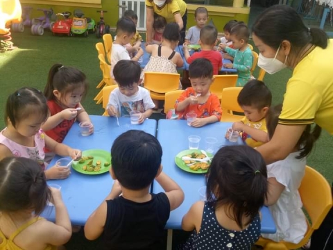 BÉ LƠP MẦM 1 LÀM NƯỚC TẮC