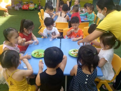 BÉ LƠP MẦM 1 LÀM NƯỚC TẮC