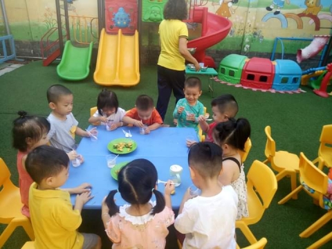 BÉ LƠP MẦM 1 LÀM NƯỚC TẮC