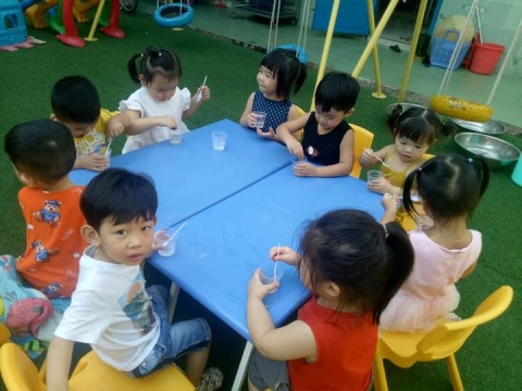 BÉ LƠP MẦM 1 LÀM NƯỚC TẮC