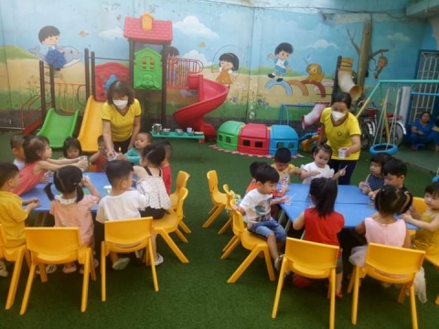 BÉ LƠP MẦM 1 LÀM NƯỚC TẮC