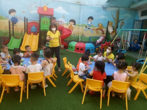 BÉ LƠP MẦM 1 LÀM NƯỚC TẮC