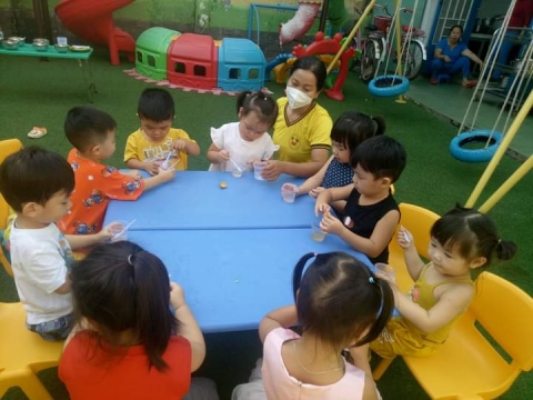 BÉ LƠP MẦM 1 LÀM NƯỚC TẮC