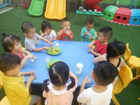 BÉ LƠP MẦM 1 LÀM NƯỚC TẮC