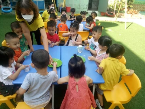 BÉ LƠP MẦM 1 LÀM NƯỚC TẮC