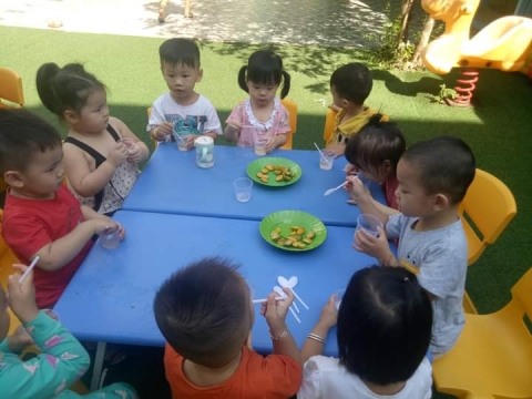 BÉ LƠP MẦM 1 LÀM NƯỚC TẮC