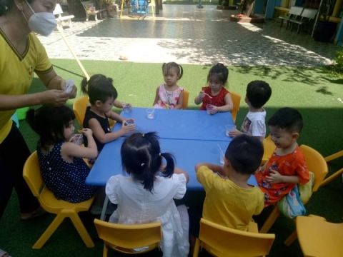 BÉ LƠP MẦM 1 LÀM NƯỚC TẮC