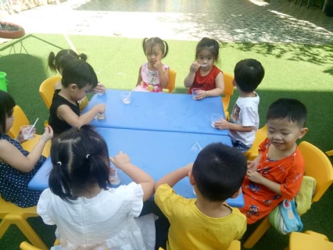 BÉ LƠP MẦM 1 LÀM NƯỚC TẮC