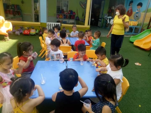 BÉ LƠP MẦM 1 LÀM NƯỚC TẮC