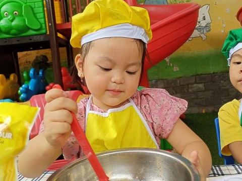 BÉ LÀM BÁNH BÔNG LAN HÌNH THÚ 