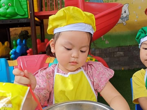 BÉ LÀM BÁNH BÔNG LAN HÌNH THÚ 