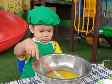 BÉ LÀM BÁNH BÔNG LAN HÌNH THÚ 