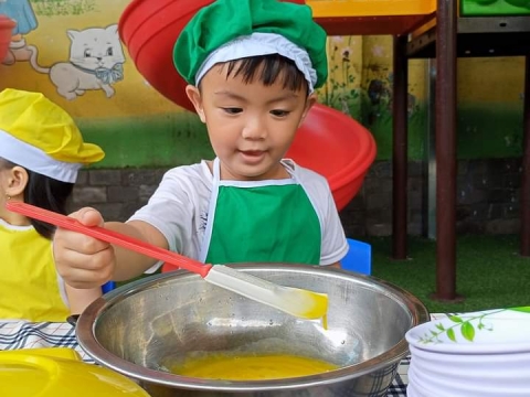 BÉ LÀM BÁNH BÔNG LAN HÌNH THÚ 