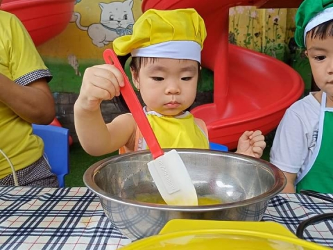 BÉ LÀM BÁNH BÔNG LAN HÌNH THÚ 