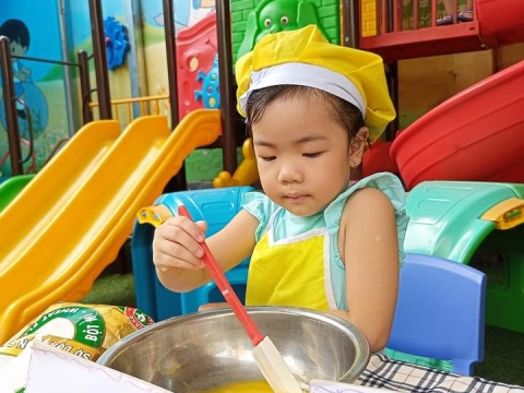 BÉ LÀM BÁNH BÔNG LAN HÌNH THÚ 