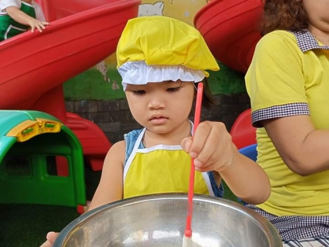 BÉ LÀM BÁNH BÔNG LAN HÌNH THÚ 