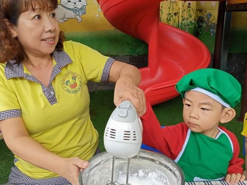 BÉ LÀM BÁNH BÔNG LAN HÌNH THÚ 