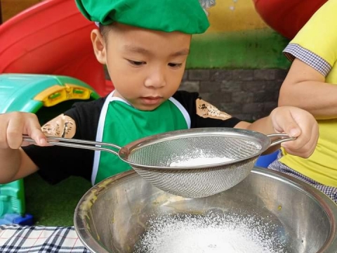 BÉ LÀM BÁNH BÔNG LAN HÌNH THÚ 