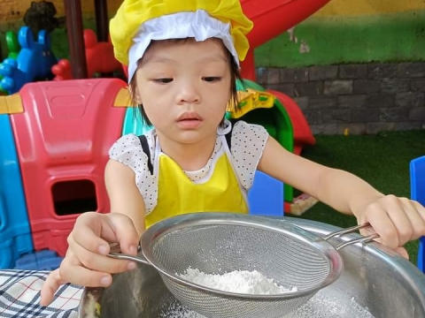 BÉ LÀM BÁNH BÔNG LAN HÌNH THÚ 