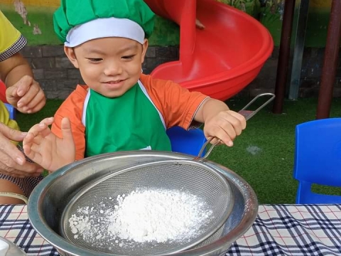 BÉ LÀM BÁNH BÔNG LAN HÌNH THÚ 