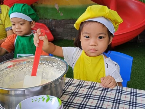 BÉ LÀM BÁNH BÔNG LAN HÌNH THÚ 