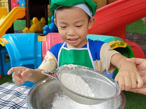 BÉ LÀM BÁNH BÔNG LAN HÌNH THÚ 