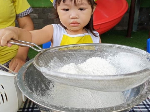 BÉ LÀM BÁNH BÔNG LAN HÌNH THÚ 