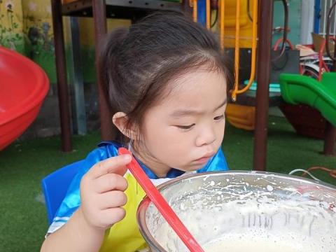 BÉ LÀM BÁNH BÔNG LAN HÌNH THÚ 