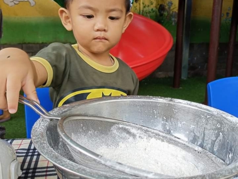 BÉ LÀM BÁNH BÔNG LAN HÌNH THÚ 