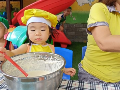 BÉ LÀM BÁNH BÔNG LAN HÌNH THÚ 