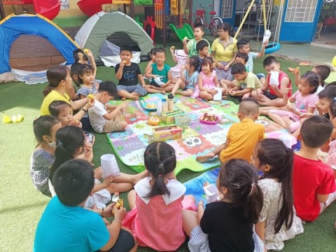 BÉ DÃ NGOẠI TRONG SÂN TRƯỜNG