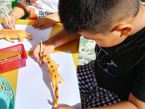 BÉ DÃ NGOẠI TRONG SÂN TRƯỜNG