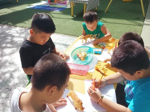 BÉ DÃ NGOẠI TRONG SÂN TRƯỜNG