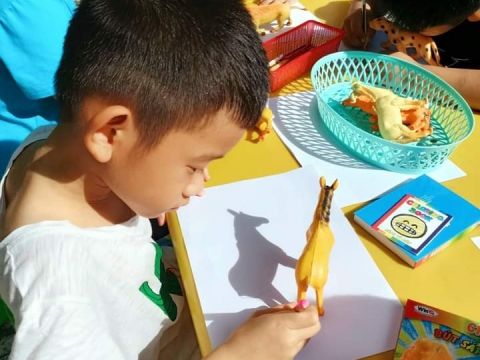 BÉ DÃ NGOẠI TRONG SÂN TRƯỜNG