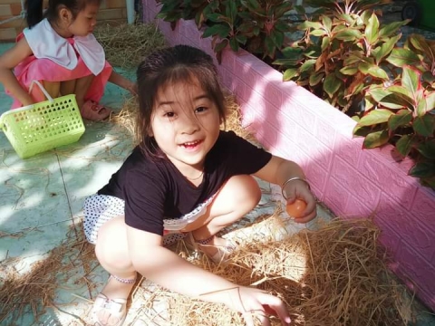 BÉ DÃ NGOẠI TRONG SÂN TRƯỜNG